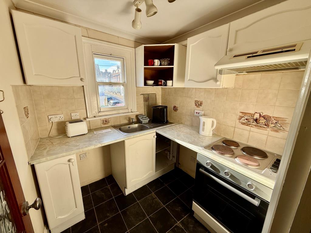 Lot: 44276 - FREEHOLD MIXED USE INVESTMENT - SHOP AND THREE FLATS - Flat B Kitchen